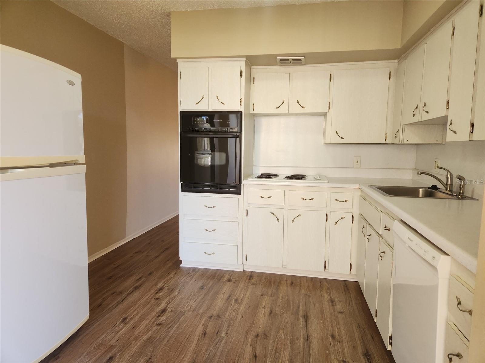 Image 5 of 24 For 2402 Ecuadorian Way 30