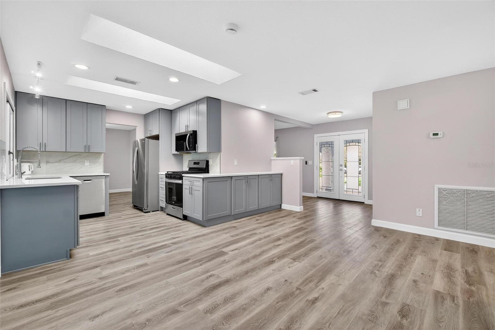 Image 4 of 26 For 5630 Venetian Boulevard Ne