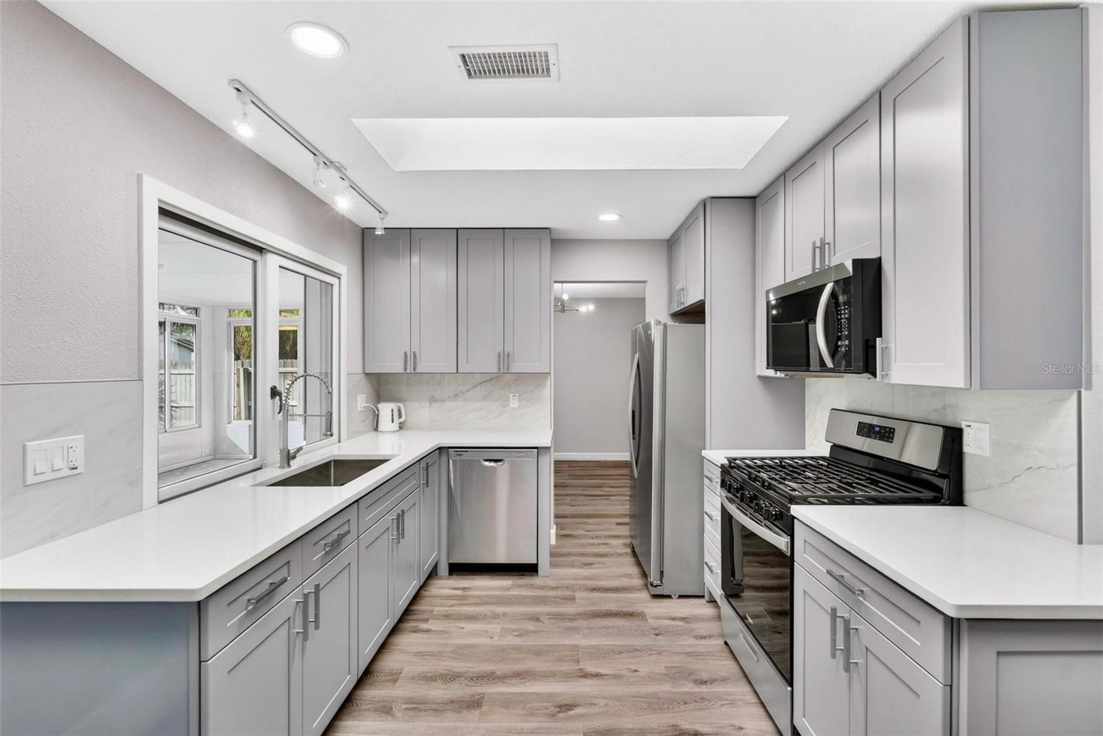 Image 5 of 26 For 5630 Venetian Boulevard Ne