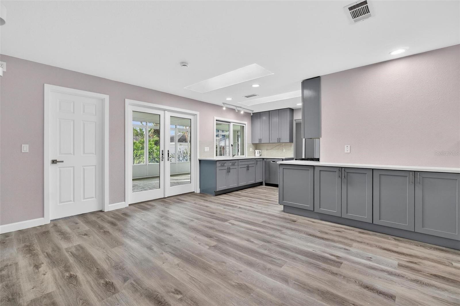 Image 6 of 26 For 5630 Venetian Boulevard Ne