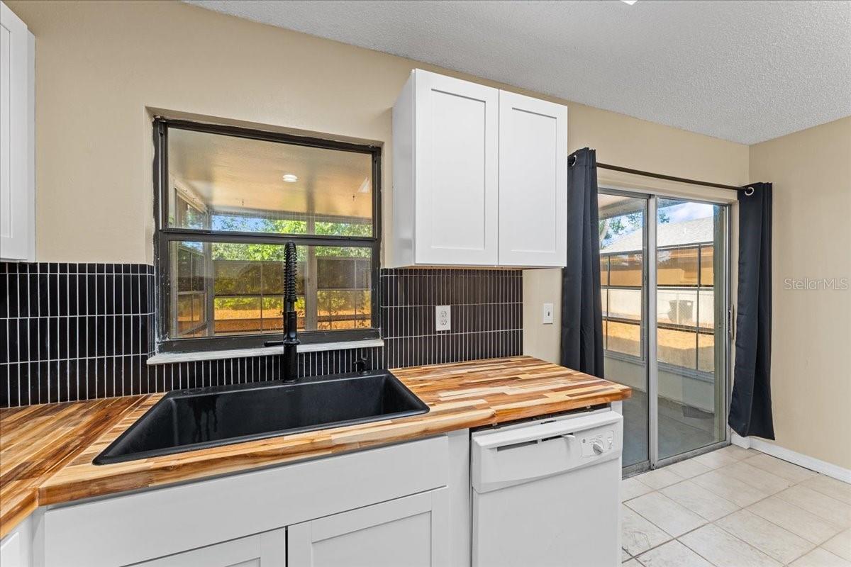 Listing photo id 8 for 3701 Modesto Street