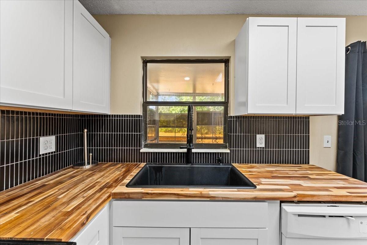 Listing photo id 9 for 3701 Modesto Street