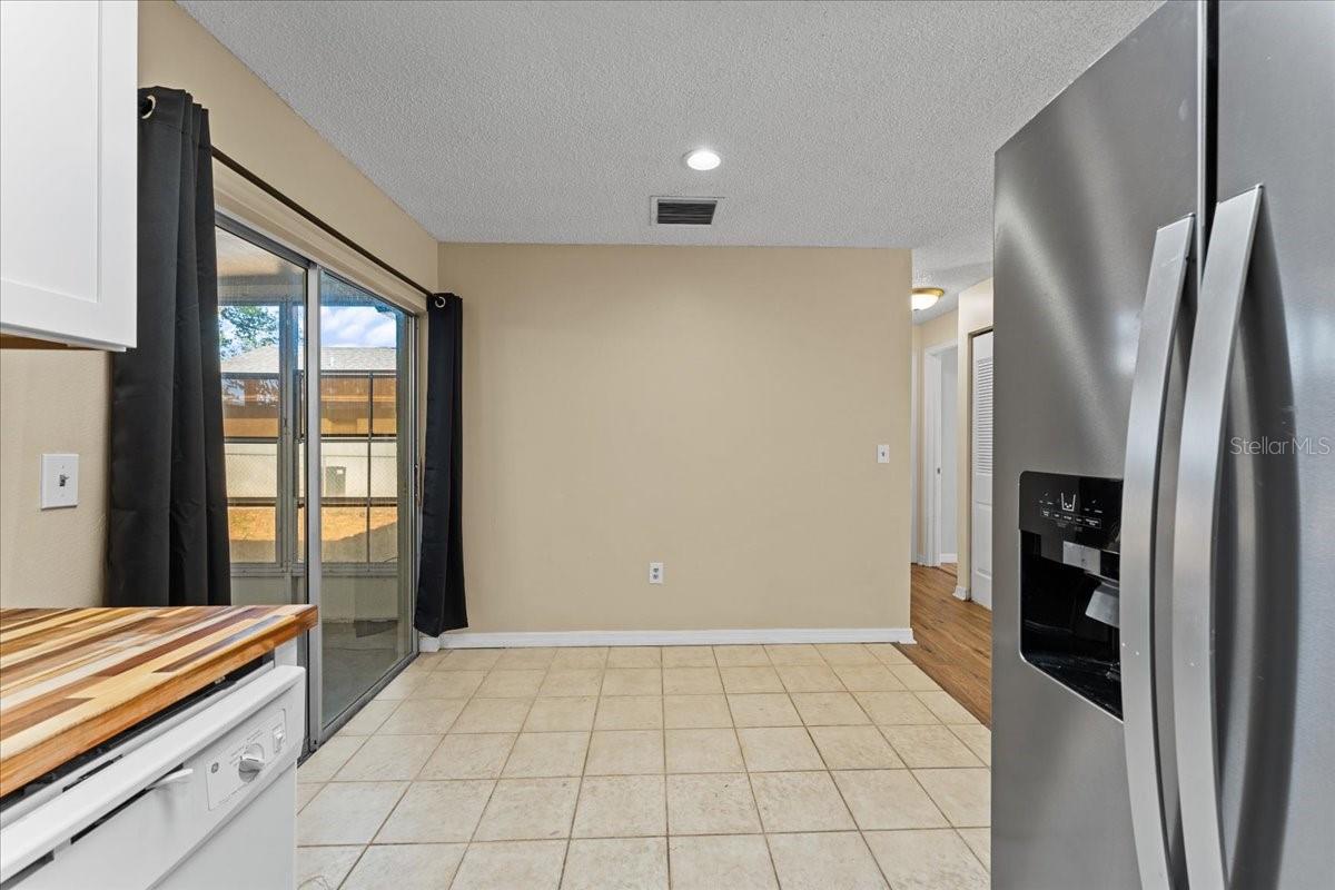 Listing photo id 10 for 3701 Modesto Street