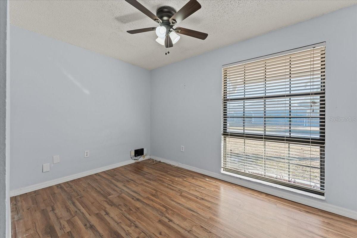 Listing photo id 15 for 3701 Modesto Street