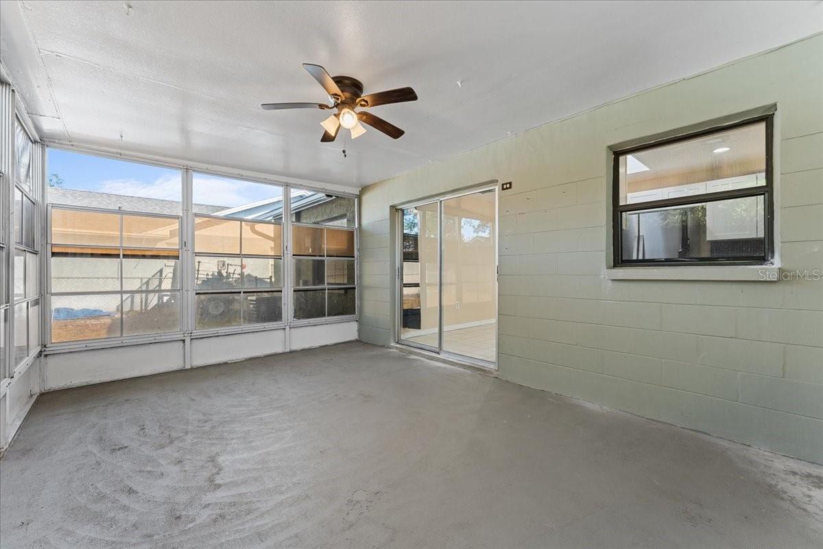 Listing photo id 21 for 3701 Modesto Street