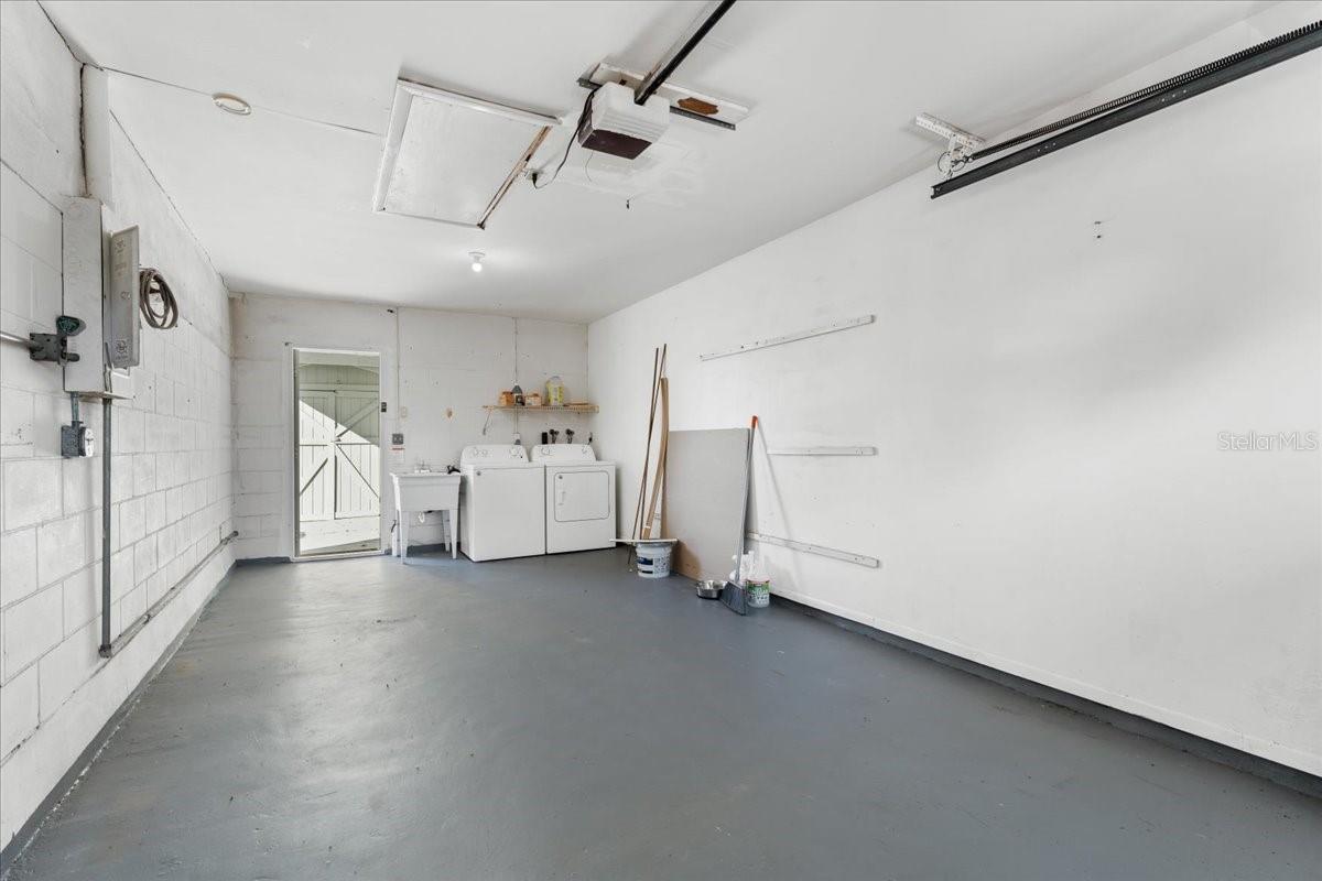 Listing photo id 26 for 3701 Modesto Street