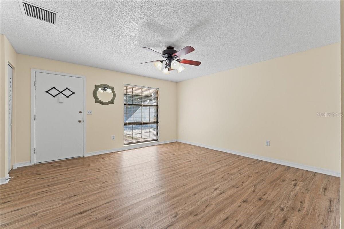 Listing photo id 4 for 3701 Modesto Street