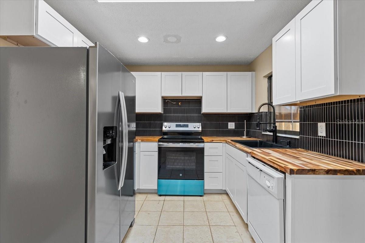 Listing photo id 5 for 3701 Modesto Street