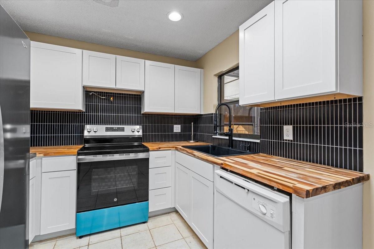 Listing photo id 6 for 3701 Modesto Street