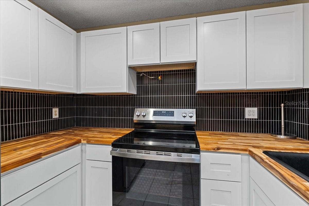 Listing photo id 7 for 3701 Modesto Street