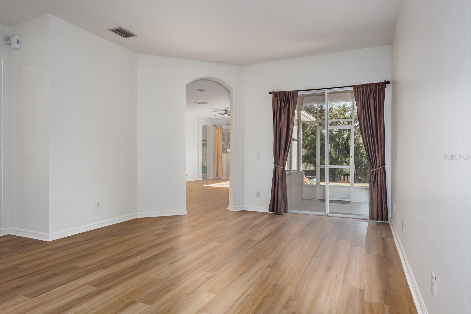 Image 11 of 67 For 527 Bridle Path Way