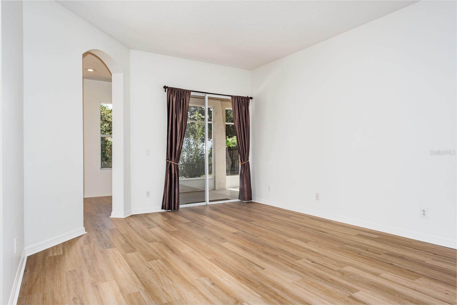 Image 12 of 67 For 527 Bridle Path Way