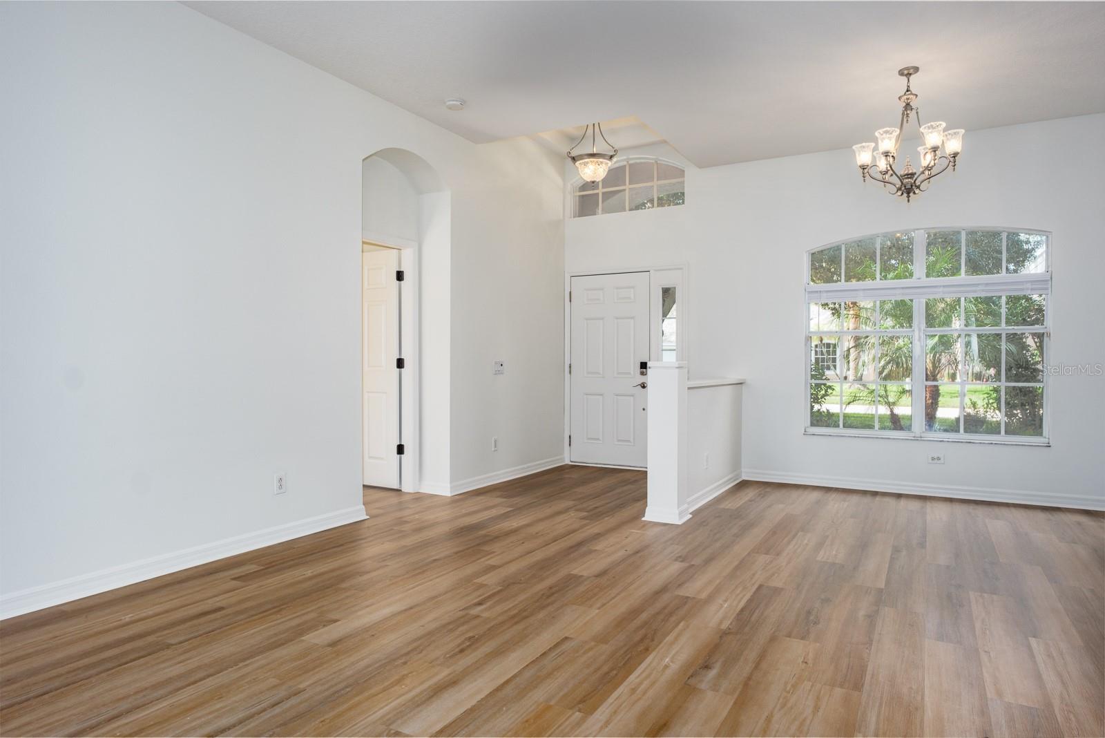 Image 13 of 67 For 527 Bridle Path Way