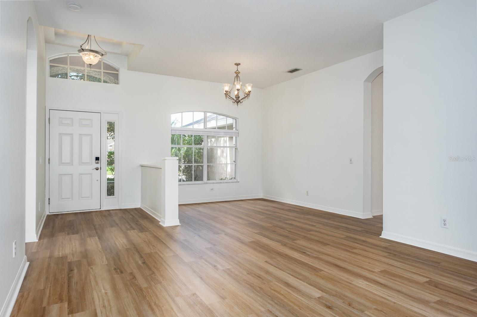 Image 14 of 67 For 527 Bridle Path Way