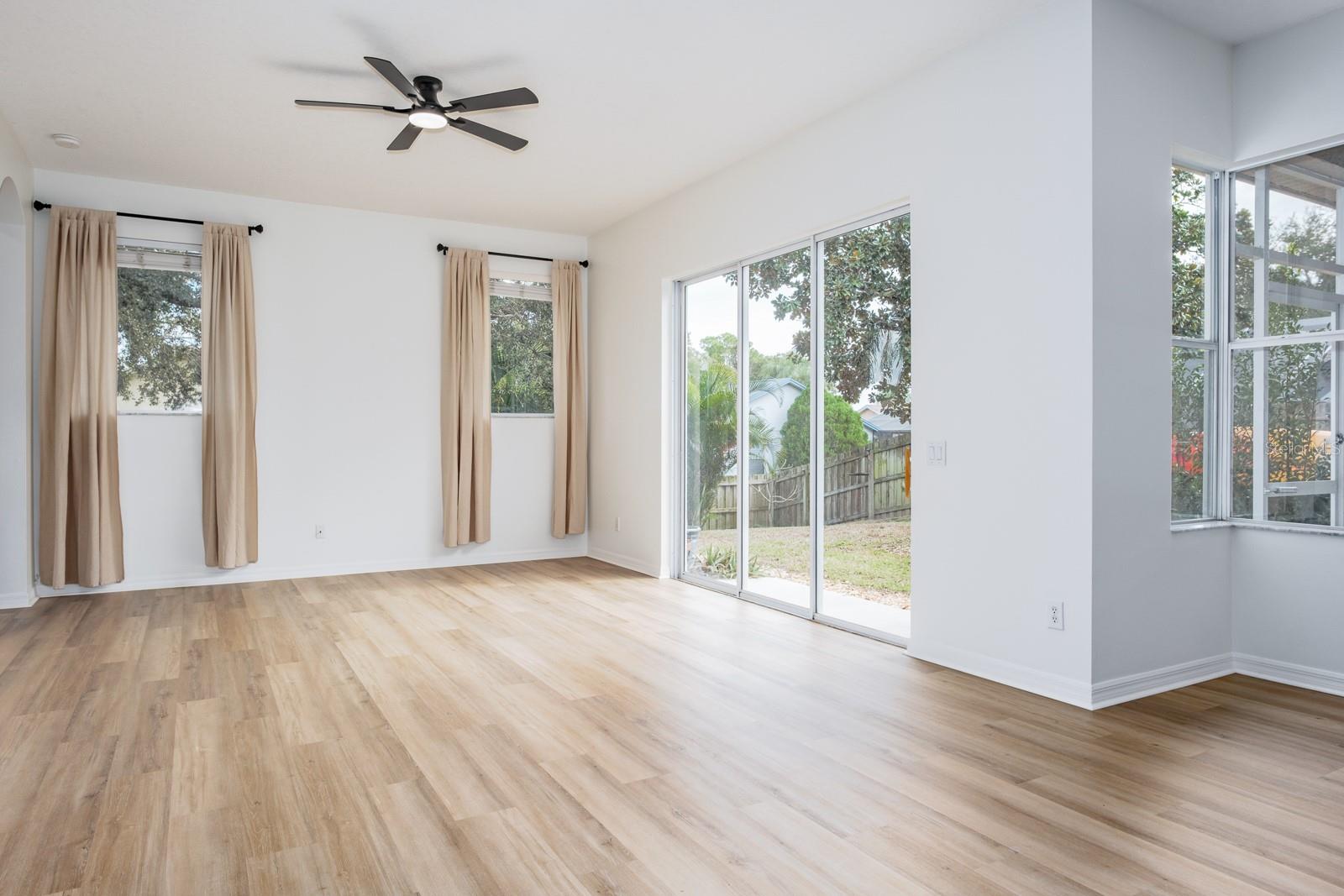 Image 16 of 67 For 527 Bridle Path Way