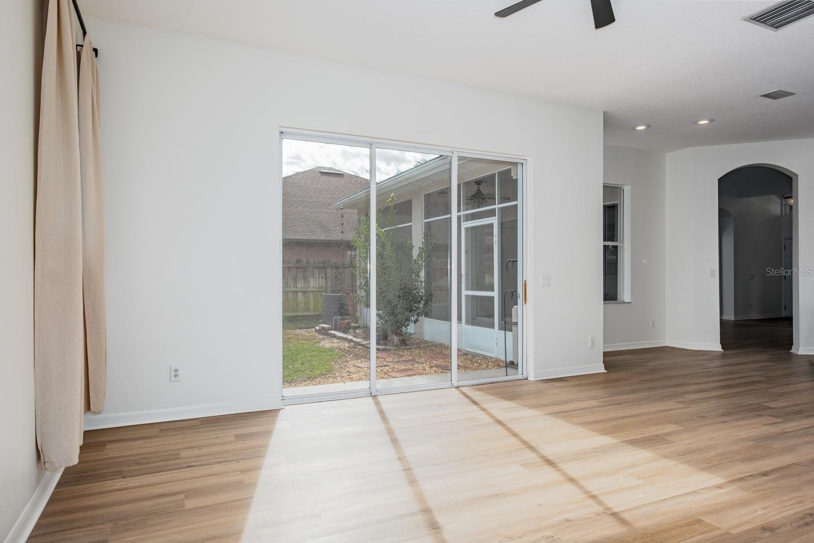 Image 18 of 67 For 527 Bridle Path Way