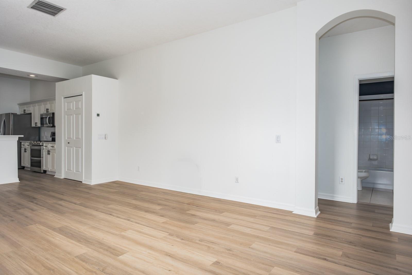 Image 19 of 67 For 527 Bridle Path Way