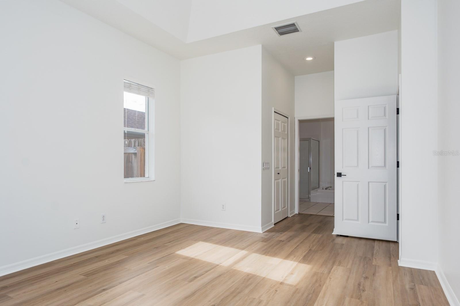 Image 32 of 67 For 527 Bridle Path Way