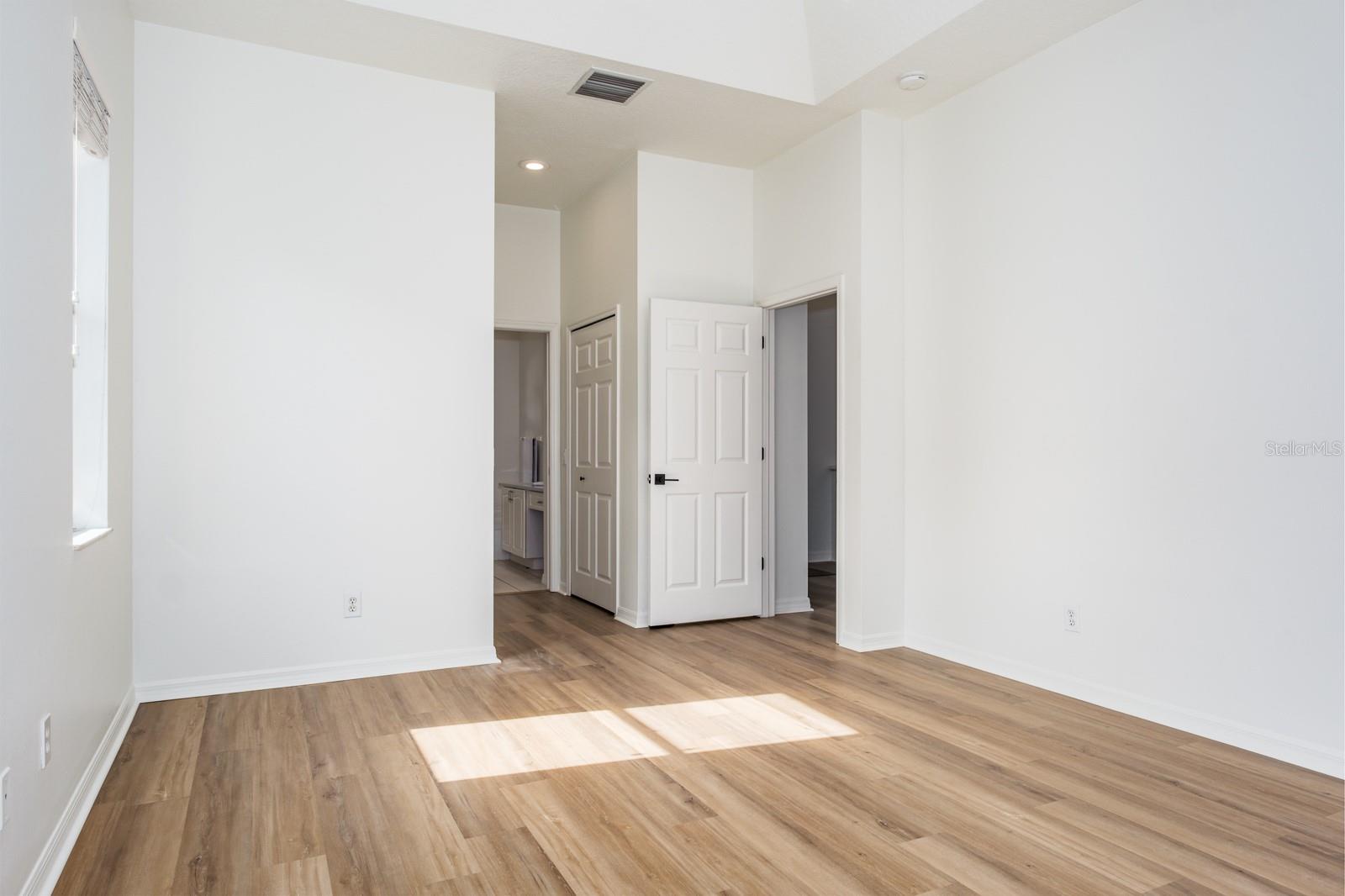 Image 33 of 67 For 527 Bridle Path Way