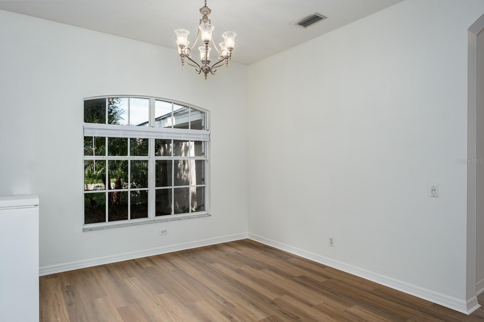 Image 8 of 67 For 527 Bridle Path Way