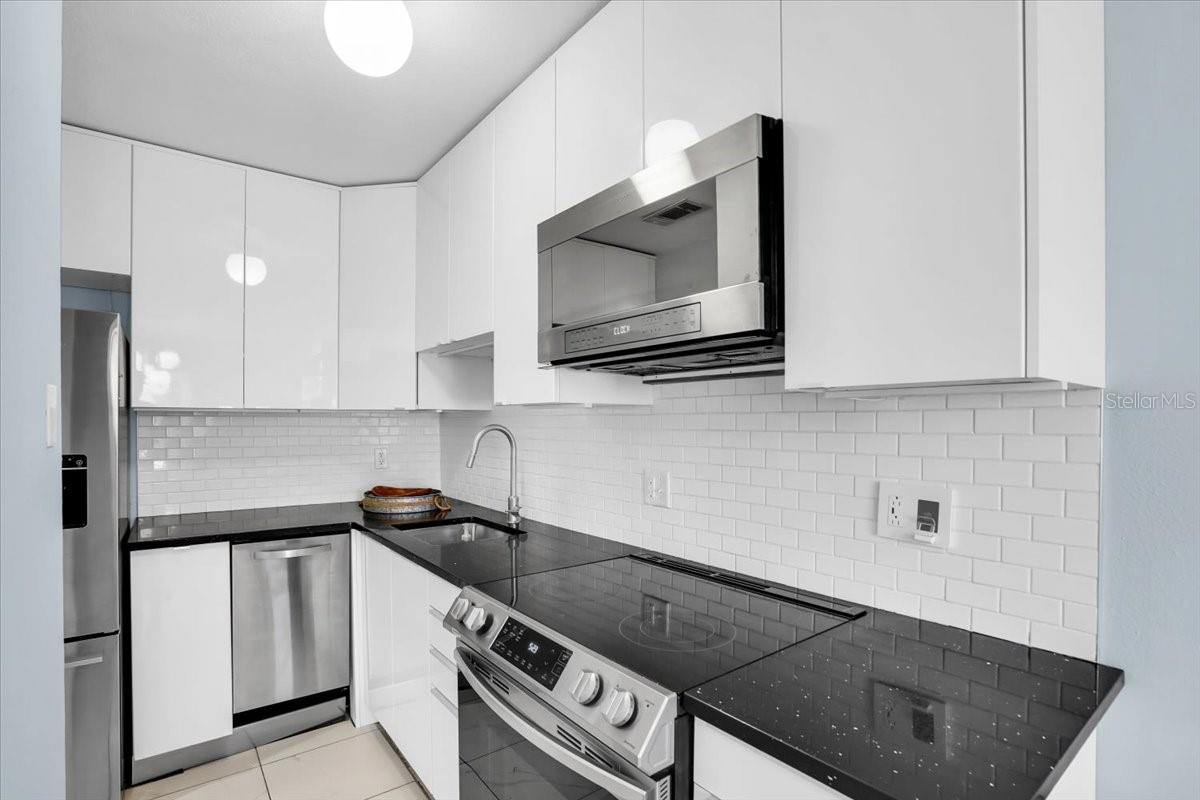 Image 13 of 37 For 101 Pompano Drive Se C