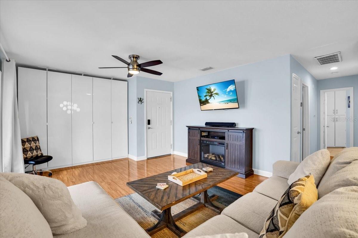 Image 9 of 37 For 101 Pompano Drive Se C