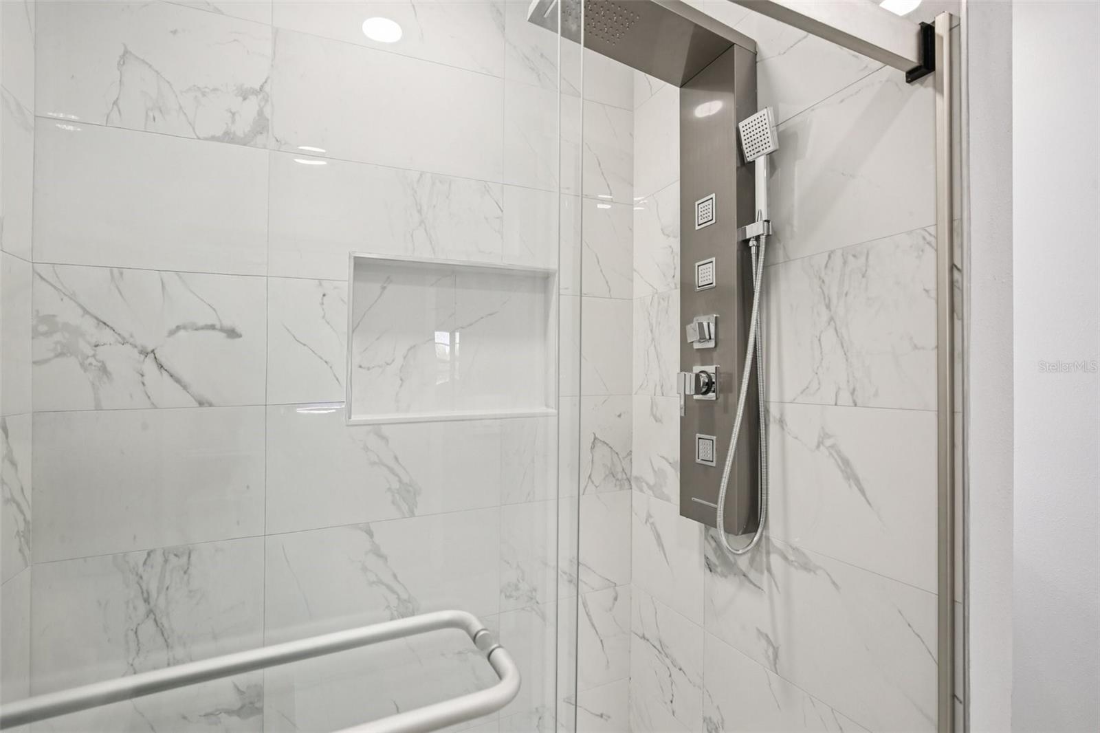 Listing photo id 13 for 215 17th Street Nw