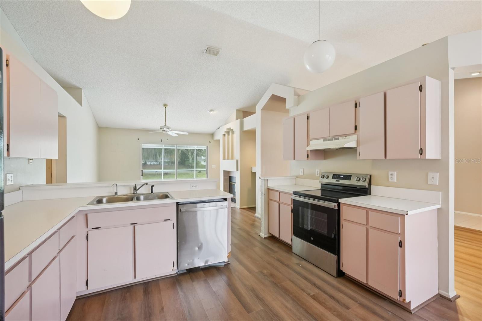 Image 15 of 33 For 3404 Silverstone Court E