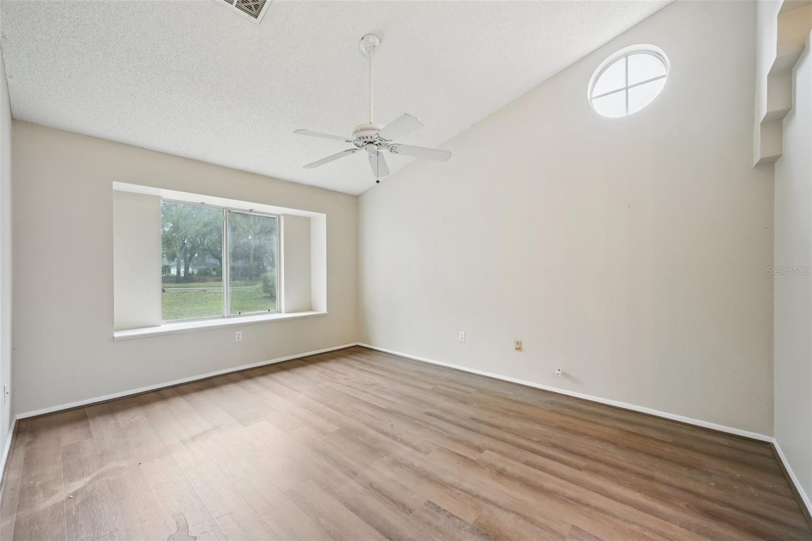 Image 18 of 33 For 3404 Silverstone Court E