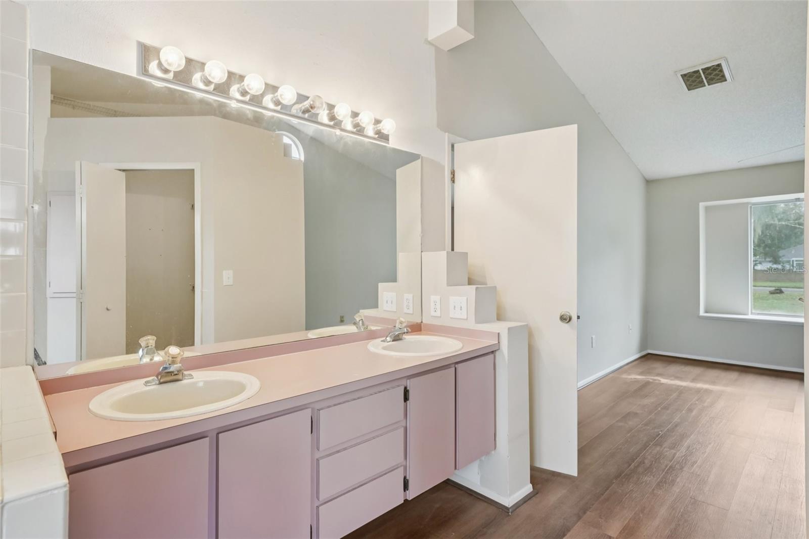 Image 21 of 33 For 3404 Silverstone Court E