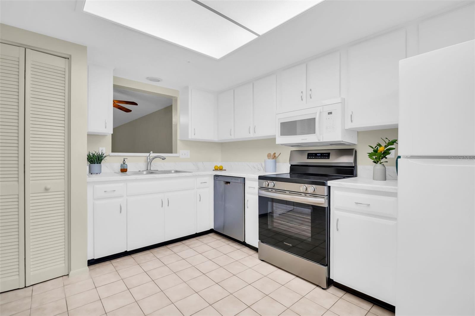 Image 6 of 52 For 899 Cleland Court A