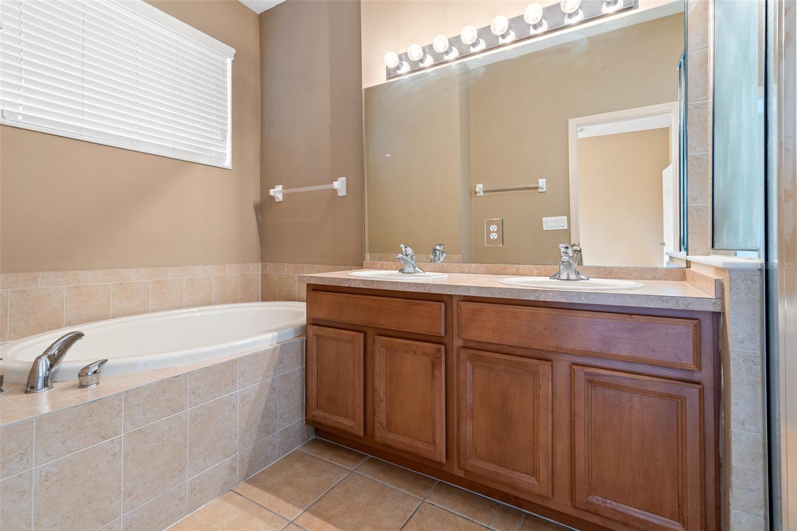 Image 33 of 41 For 2052 Park Crescent Drive