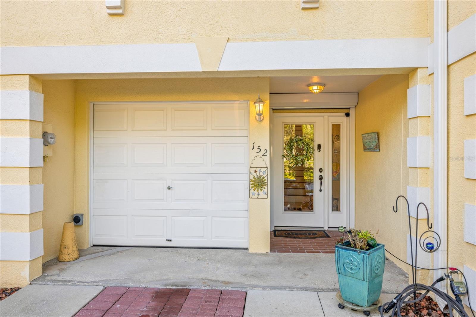 Listing photo id 2 for 152 Brent Circle