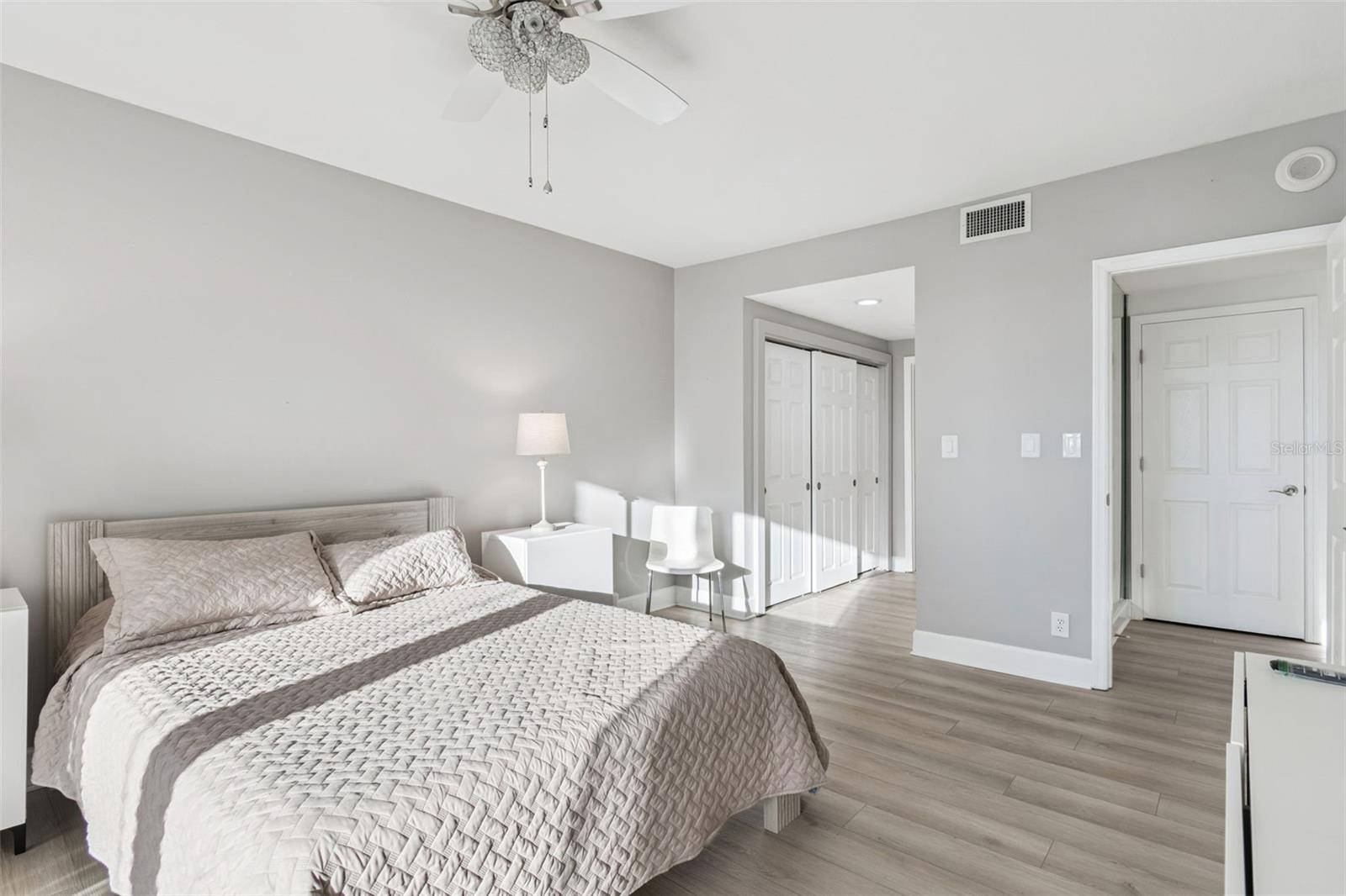 Listing photo id 19 for 1501 Gulf Boulevard 408