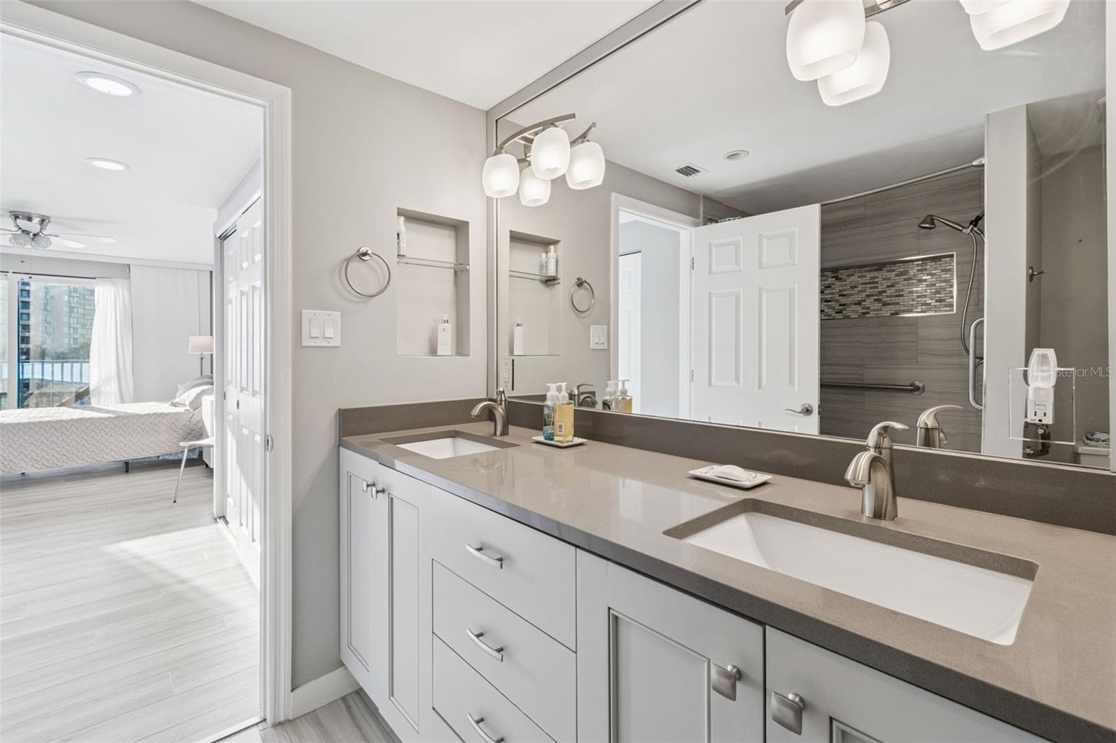 Listing photo id 25 for 1501 Gulf Boulevard 408