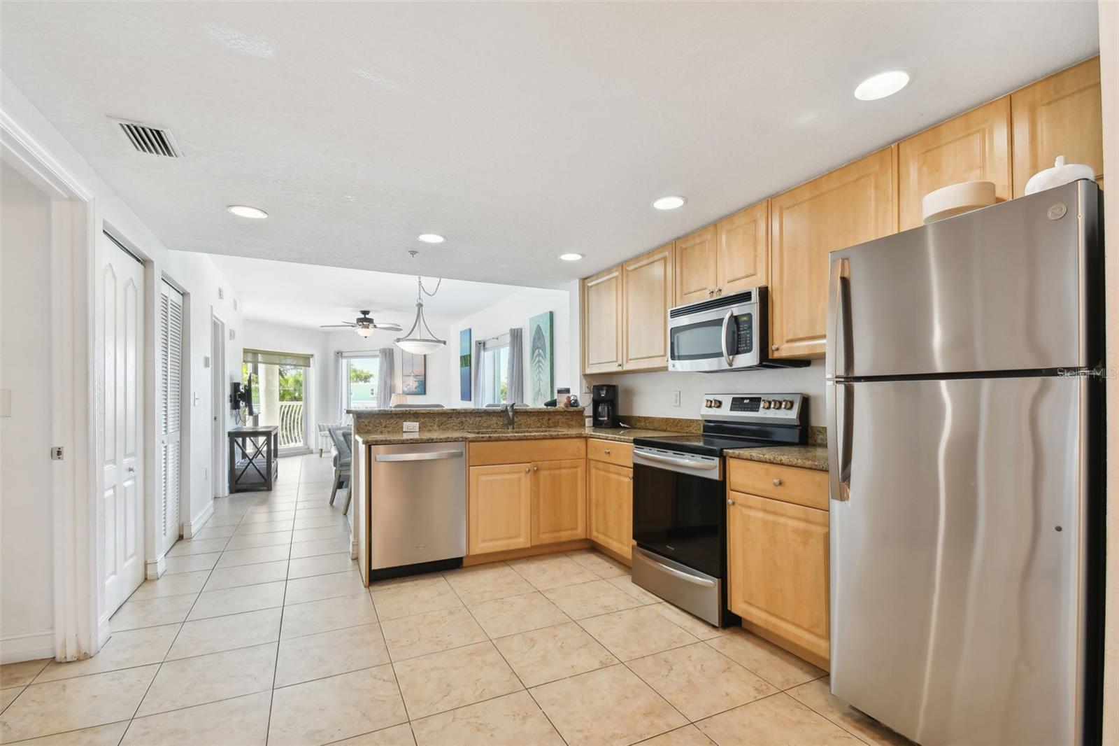 Image 9 of 47 For 11605 Gulf Boulevard 208