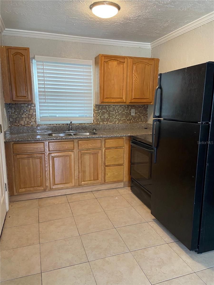 Image 3 of 8 For 1006 Vine Ave Avenue 1008