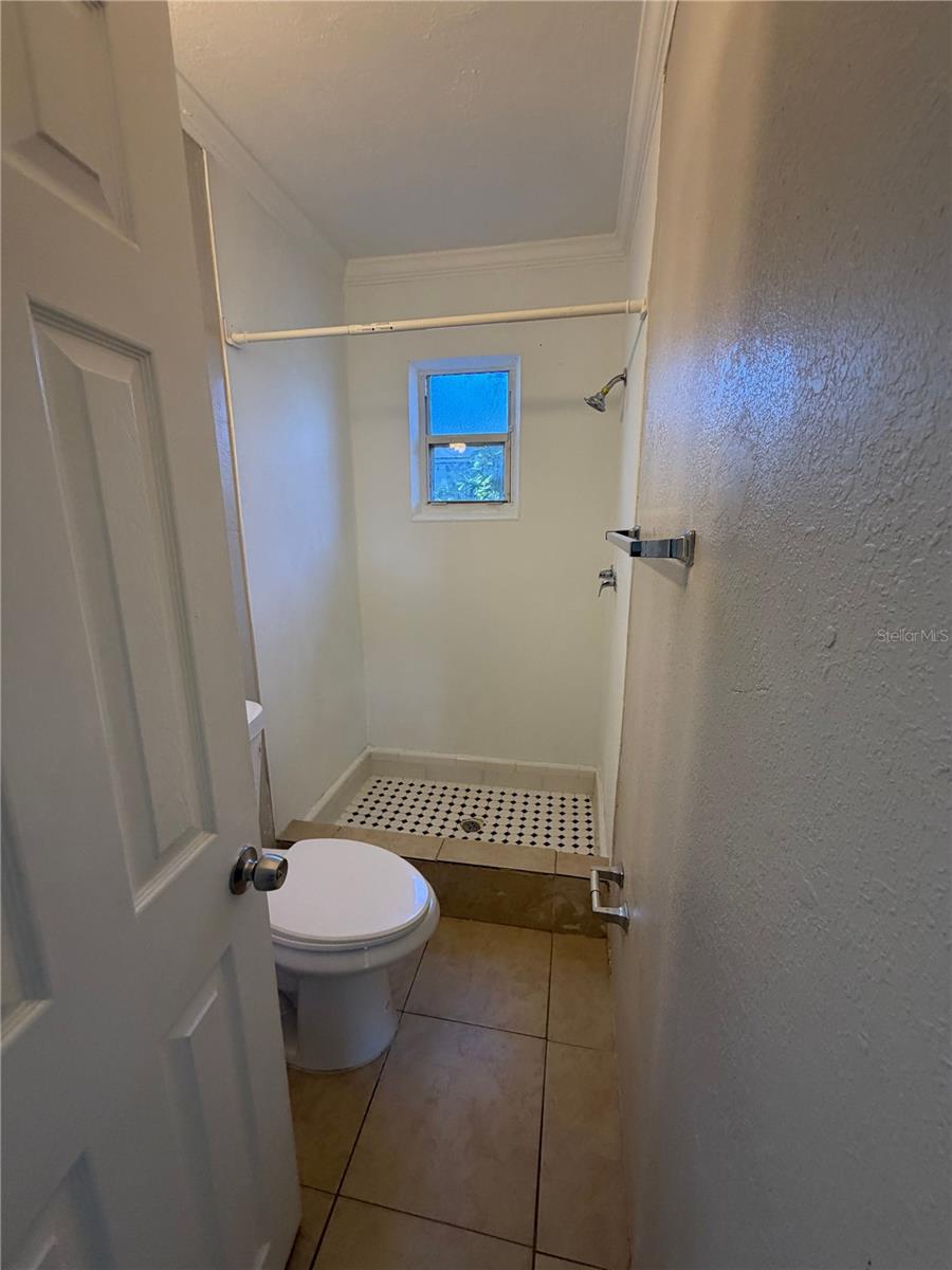 Image 7 of 8 For 1006 Vine Ave Avenue 1008