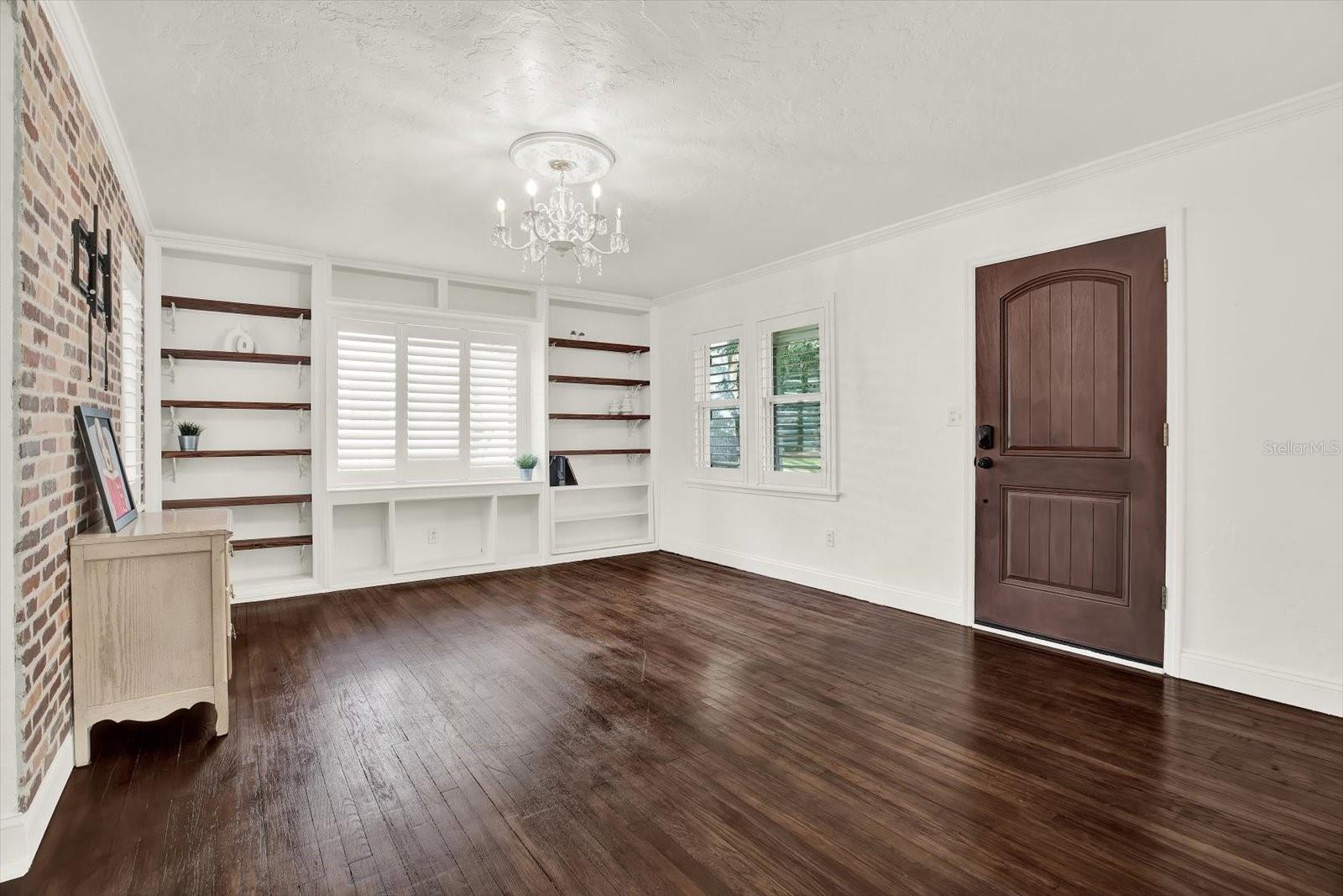 Image 7 of 37 For 734 37th Avenue N