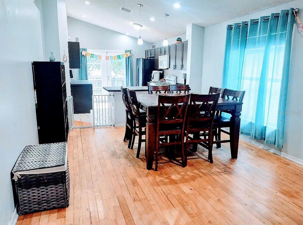 Listing photo id 2 for 755 Cape Cod Circle