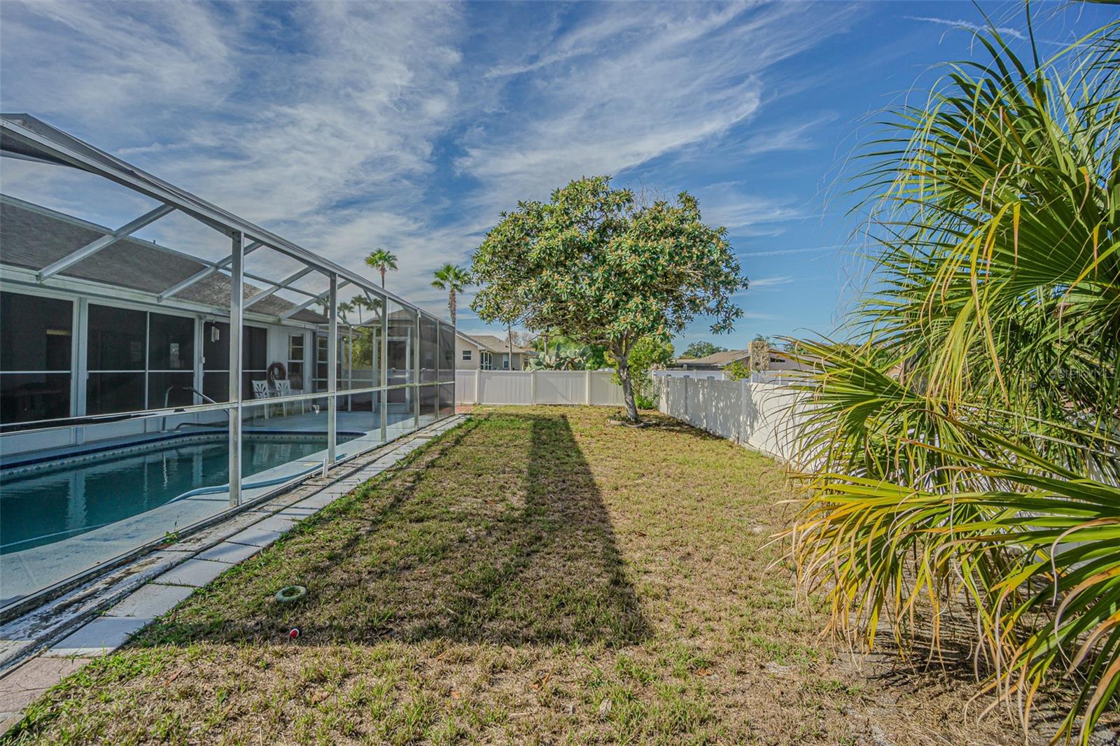 Image 25 of 42 For 18664 White Pine Circle