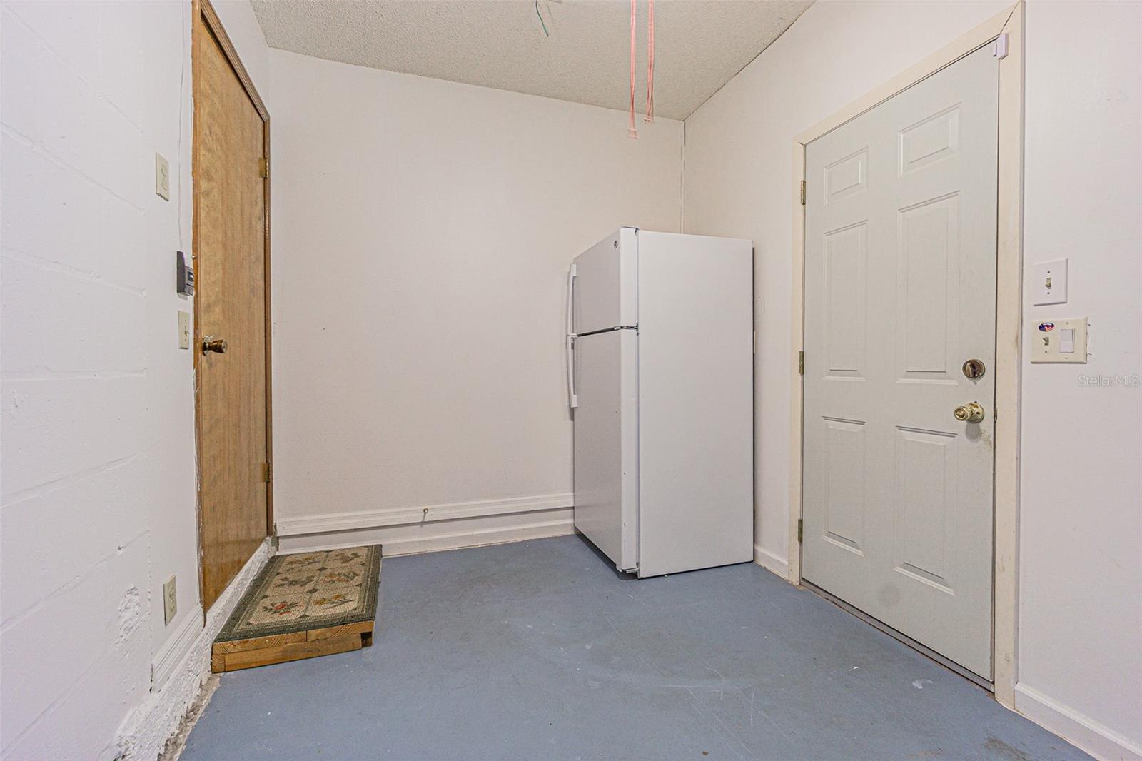 Image 30 of 42 For 18664 White Pine Circle