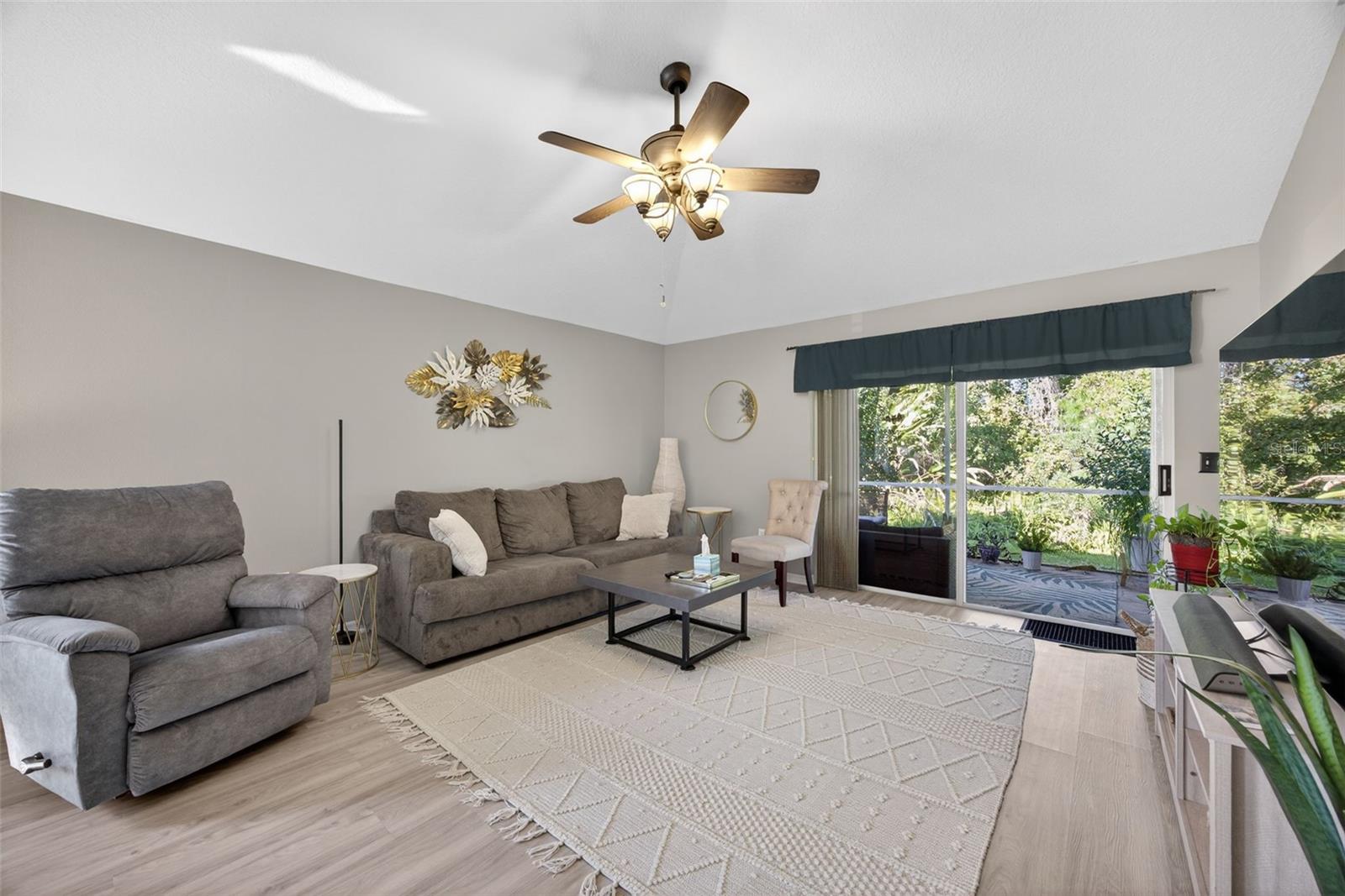 Listing photo id 13 for 27644 Sugar Loaf Drive