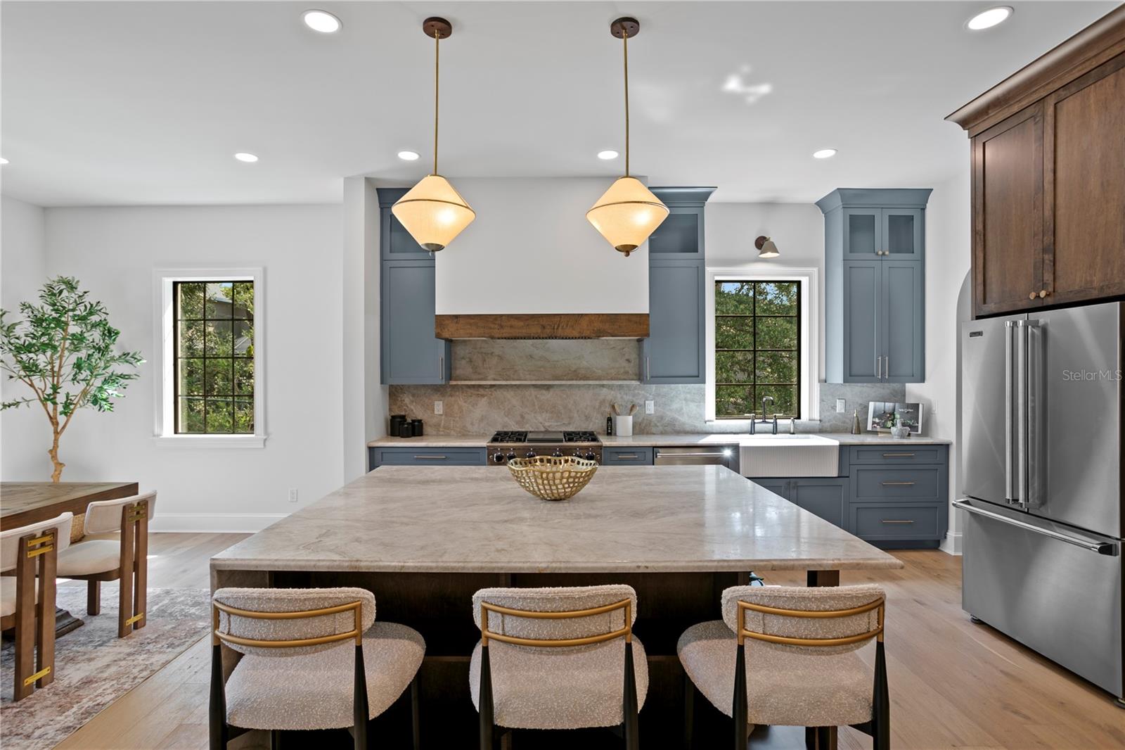 Listing photo id 23 for 4633 Lowell Avenue