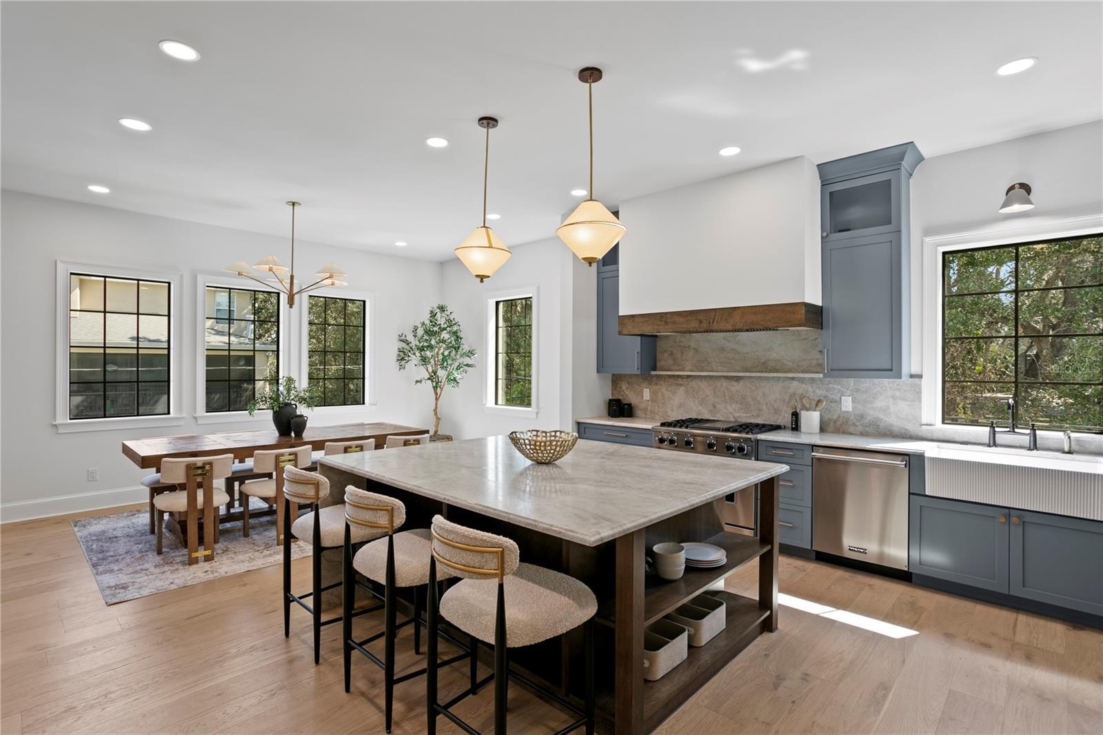 Listing photo id 24 for 4633 Lowell Avenue