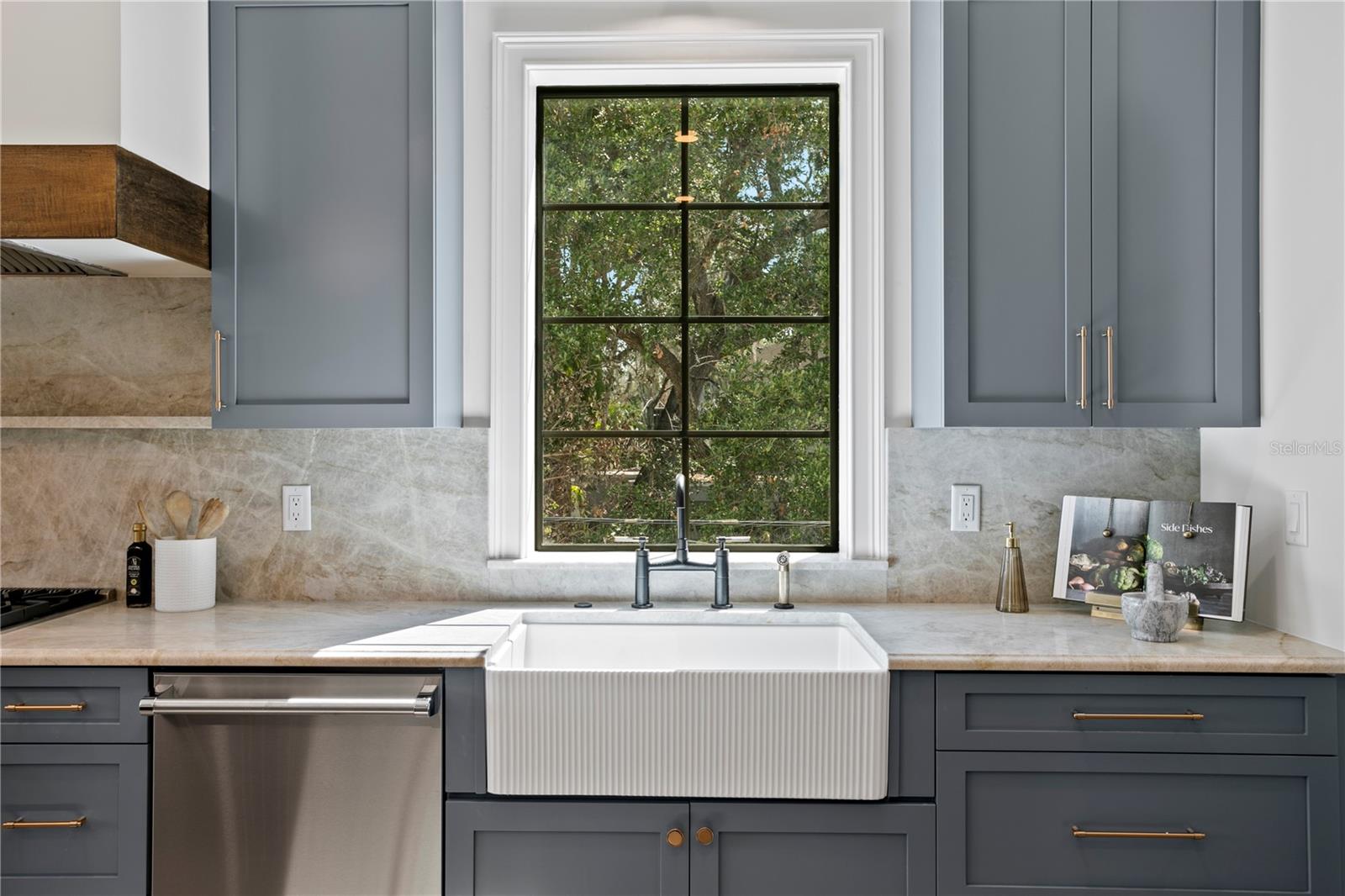 Listing photo id 25 for 4633 Lowell Avenue