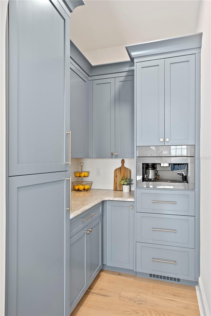 Listing photo id 28 for 4633 Lowell Avenue