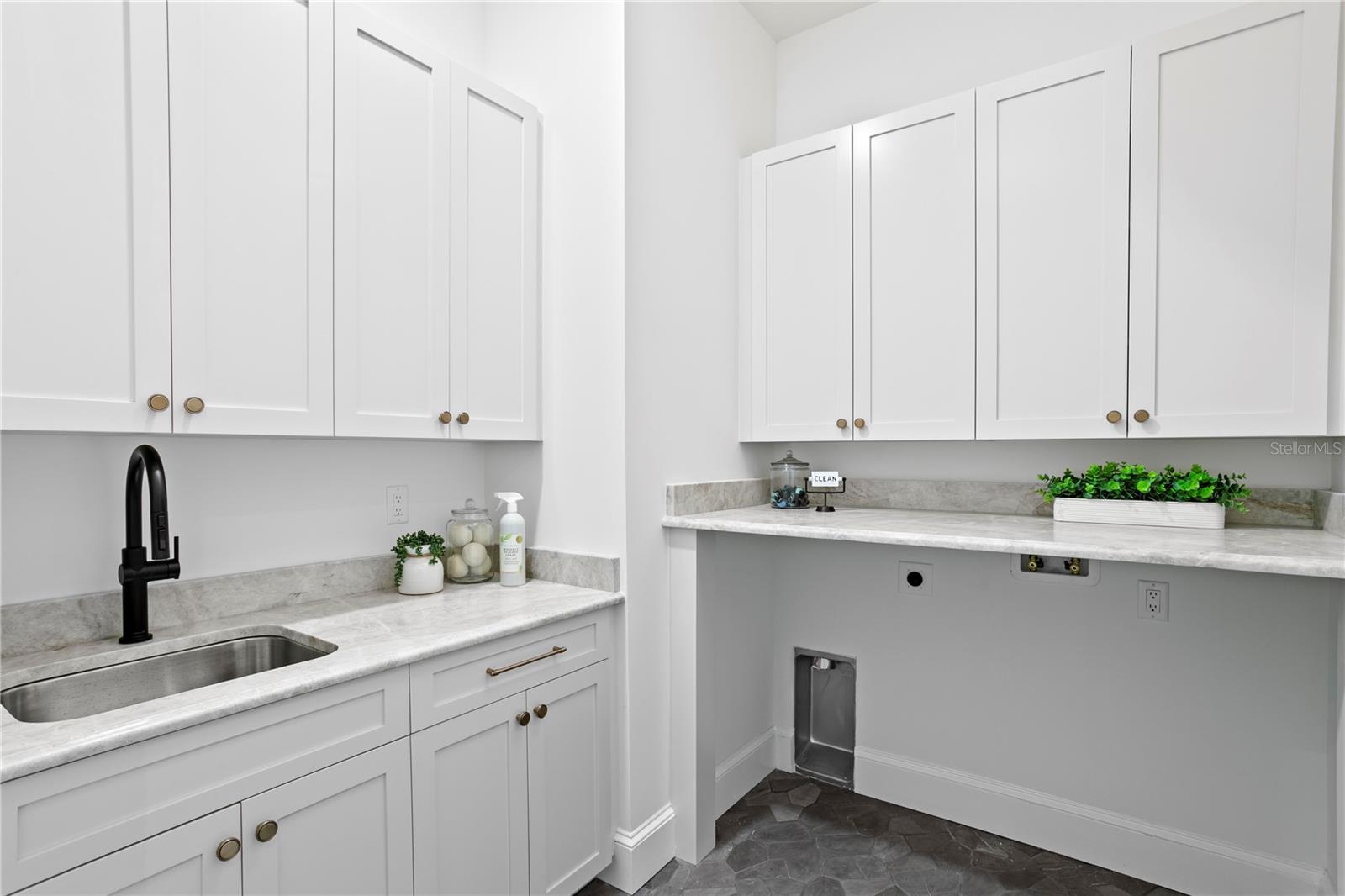 Listing photo id 30 for 4633 Lowell Avenue