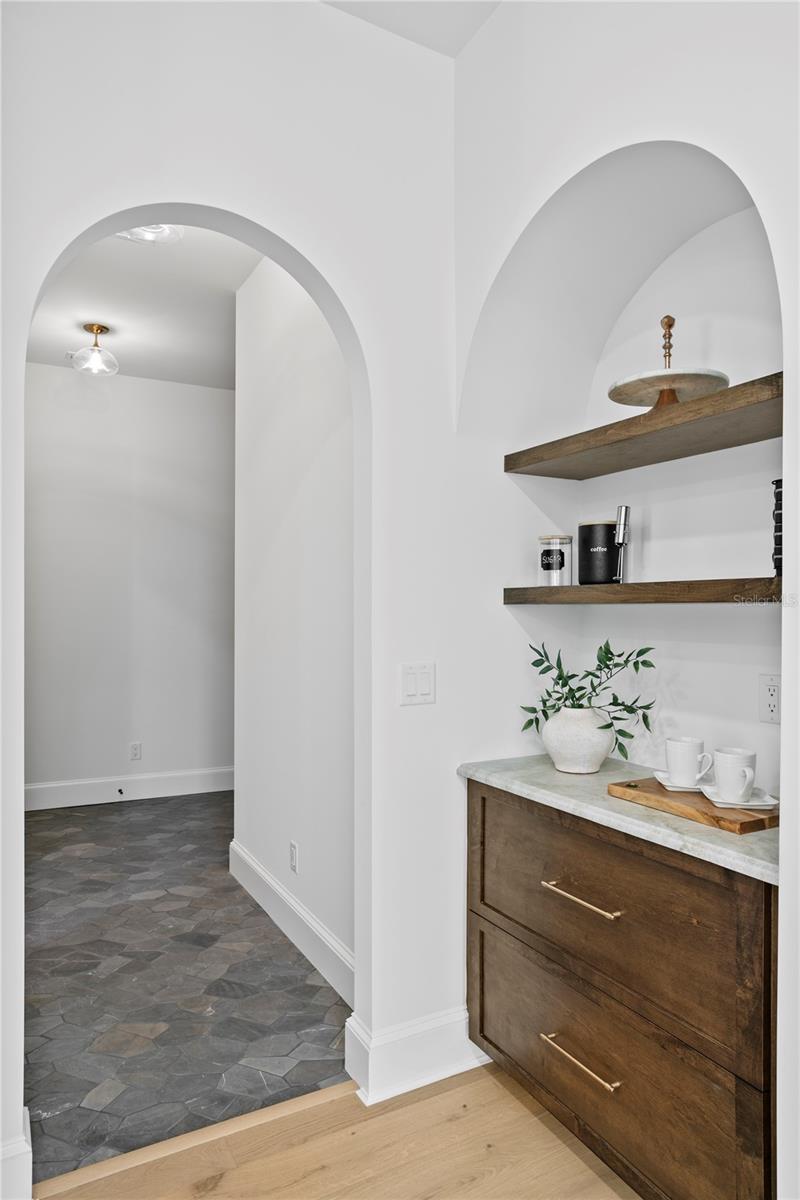 Listing photo id 31 for 4633 Lowell Avenue