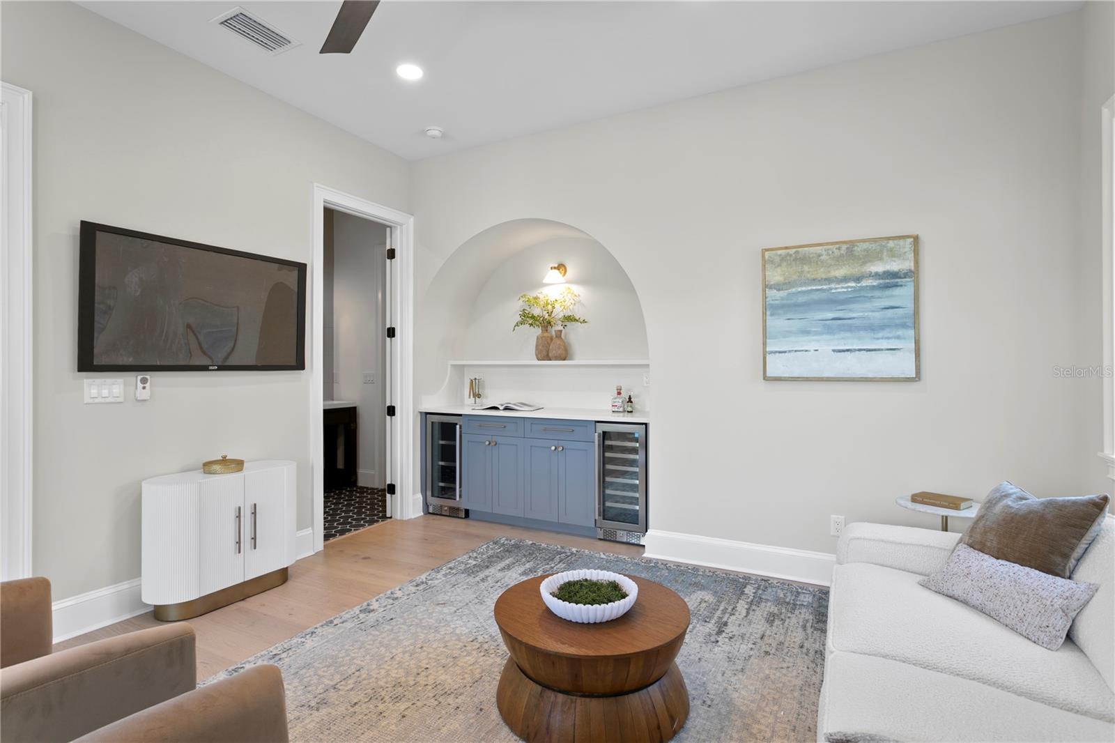 Listing photo id 34 for 4633 Lowell Avenue